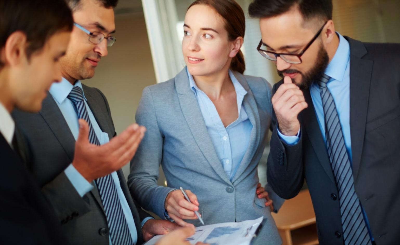 Espace de travail avec documents financiers et analyse de données
